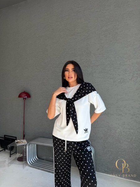 بلوزة بيضة وبنطلون اسود