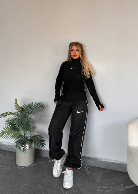 NIKE بلوزة وبنطلون
